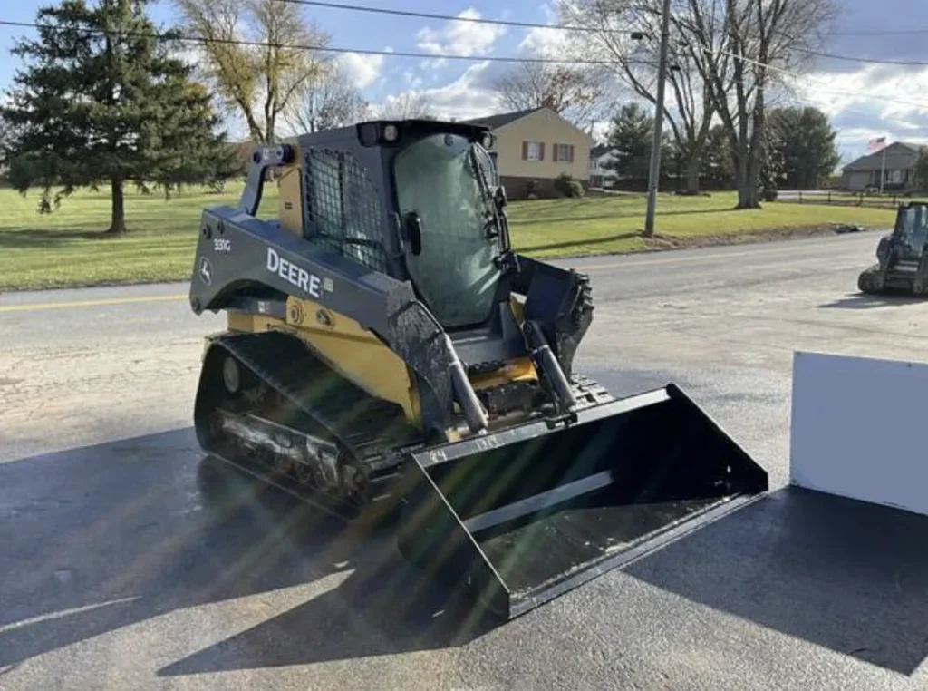 2017 John Deere 331G
